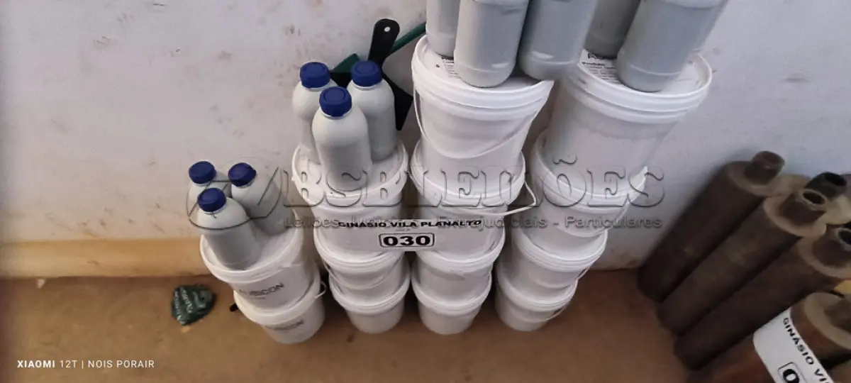 LOTE 030 - 13 LATAS DE 5KG COM COLA PISO AUBICON (NO ESTADO, NÃO SABEMOS SE FUNCIONA. LEILÃO NÃO TEM GARANTIA E NEM DEVOLUÇÃO).