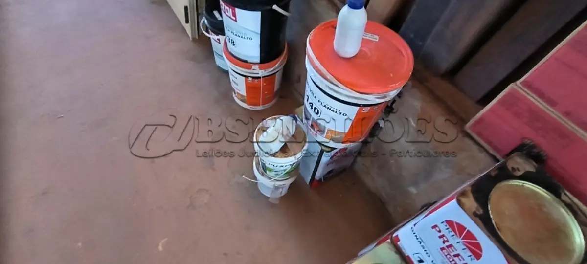 LOTE 140 - 01 BALDE DE VERNIZ 01 LATA DE PRIMER ASFÁLTICO E 02 LATAS PEQUENAS DE COLA PARA PISO (NO ESTADO, NÃO SABEMOS SE FUNCIONA. LEILÃO NÃO TEM GARANTIA E NEM DEVOLUÇÃO).
