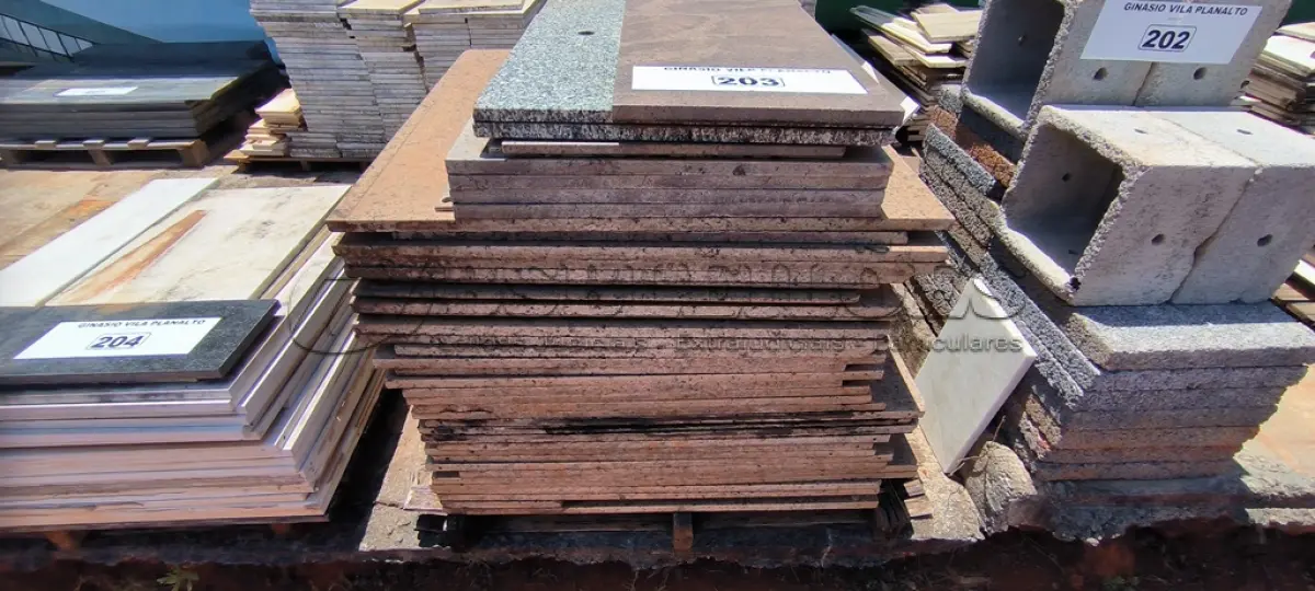 LOTE 203 - 01 LOTE COM RODAPÉS EM GRANITO TAMANHOS E CORES DIVERSAS (NO ESTADO, NÃO SABEMOS SE FUNCIONA. LEILÃO NÃO TEM GARANTIA E NEM DEVOLUÇÃO).