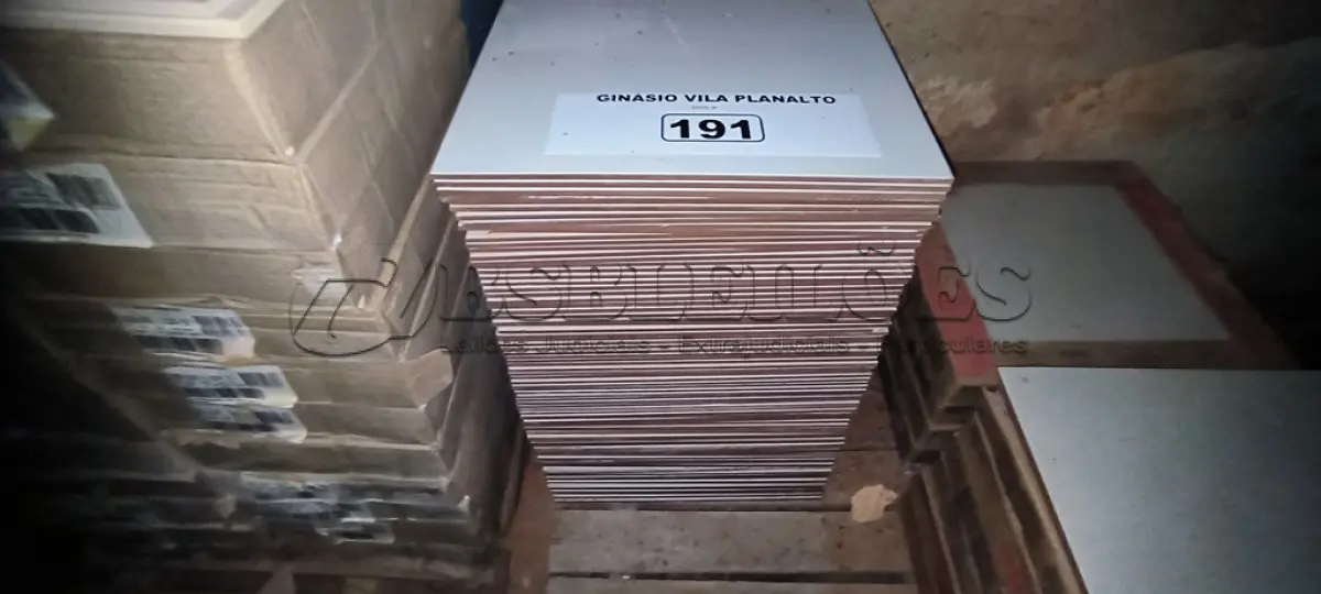 LOTE 191 - 01 LOTE COM PISOS 45X45 DIVERSOS (NO ESTADO, NÃO SABEMOS SE FUNCIONA. LEILÃO NÃO TEM GARANTIA E NEM DEVOLUÇÃO).