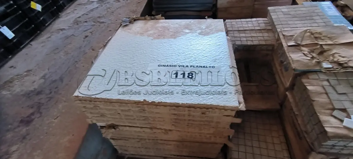 LOTE 118 - 19 CAIXAS DE PISO PORTOBELLO 60X60 BRAVA BIANCO (NO ESTADO, NÃO SABEMOS SE FUNCIONA. LEILÃO NÃO TEM GARANTIA E NEM DEVOLUÇÃO).