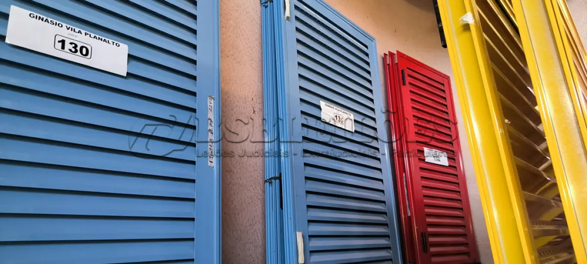 LOTE 130 - 02 PORTAS EM ALUMÍNIO 80X2,45 NA COR AZUL (NO ESTADO, NÃO SABEMOS SE FUNCIONA. LEILÃO NÃO TEM GARANTIA E NEM DEVOLUÇÃO).