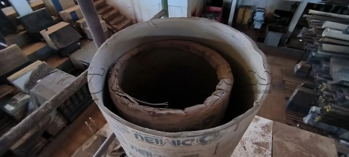 LOTE 113 - 02 FORMAS EM PAPELÃO PARA COLUNAS (NO ESTADO, NÃO SABEMOS SE FUNCIONA. LEILÃO NÃO TEM GARANTIA E NEM DEVOLUÇÃO).