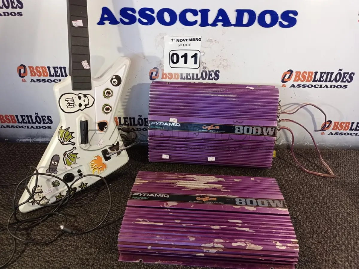 LOTE 011 - 02 POTENCIAS PARA SOM AUTOMOTIVO E 01 GUITARRA PARA JOGOS. (NO ESTADO) ATENÇÃO! FAZER A VISITAÇÃO ANTES DE ARREMATAR, NÃO SABEMOS SE FUNCIONA. LEILÃO NÃO TEM GARANTIA E NEM DEVOLUÇÃO, SUJEITO A POSSÍVEIS AVARIAS VISÍVEIS/OCULTAS E/OU AUSÊNCIA DE COMPONENTES.