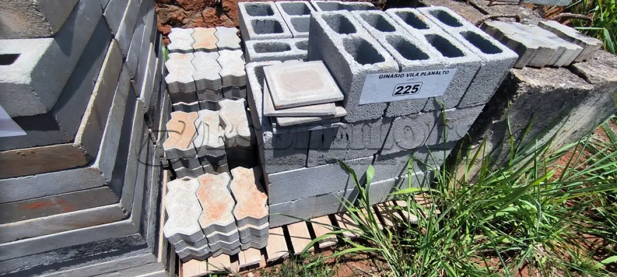 LOTE 225 - 01 LOTE COM BLOCOS DE CONCRETO (NO ESTADO, NÃO SABEMOS SE FUNCIONA. LEILÃO NÃO TEM GARANTIA E NEM DEVOLUÇÃO).