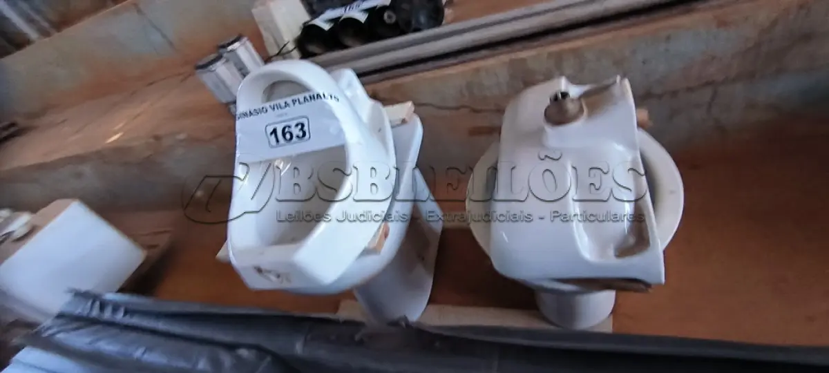 LOTE 163 - 01 LOTE COM VASOS SANITÁRIOS, MICTÓRIO E PIA (NO ESTADO, NÃO SABEMOS SE FUNCIONA. LEILÃO NÃO TEM GARANTIA E NEM DEVOLUÇÃO).
