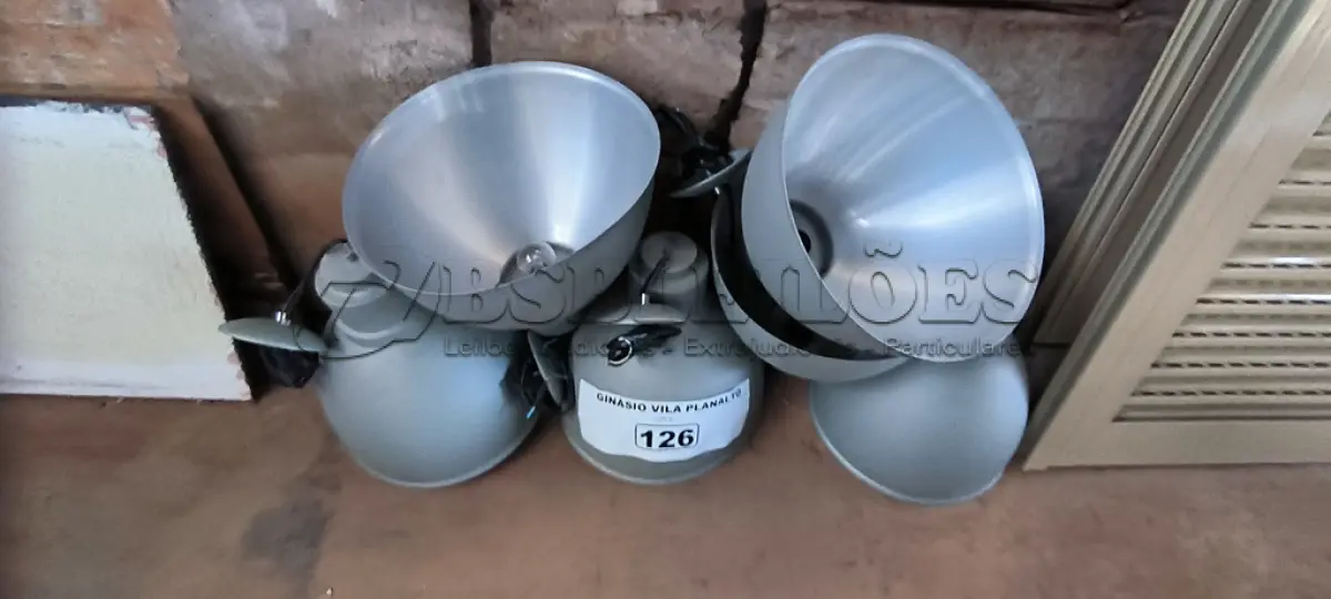 LOTE 126 - 06 LUMINÁRIAS PARA GALPÃO (NO ESTADO, NÃO SABEMOS SE FUNCIONA. LEILÃO NÃO TEM GARANTIA E NEM DEVOLUÇÃO).