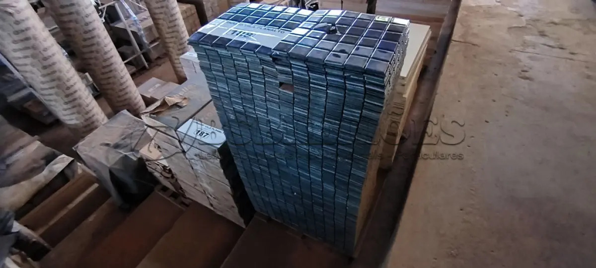 LOTE 188 - 01 LOTE COM PASTILHAS NA COR AZUL (NO ESTADO, NÃO SABEMOS SE FUNCIONA. LEILÃO NÃO TEM GARANTIA E NEM DEVOLUÇÃO).