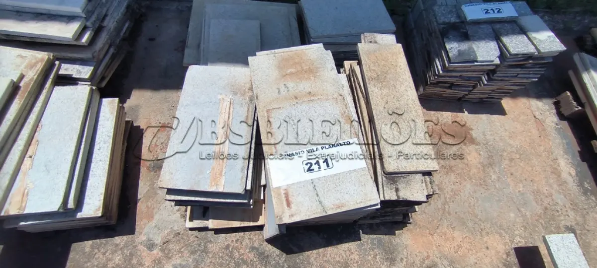 LOTE 211 - 01 LOTE COM RODAPÉS EM GRANITO TAMANHOS E CORES DIVERSAS (NO ESTADO, NÃO SABEMOS SE FUNCIONA. LEILÃO NÃO TEM GARANTIA E NEM DEVOLUÇÃO).