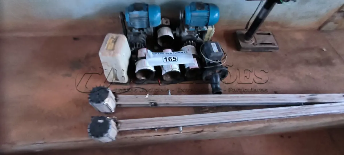 LOTE 165 - 01 LOTE COM MOTORES PARA PORTÃO E BOMBA PARA BANHEIRA (NO ESTADO, NÃO SABEMOS SE FUNCIONA. LEILÃO NÃO TEM GARANTIA E NEM DEVOLUÇÃO).