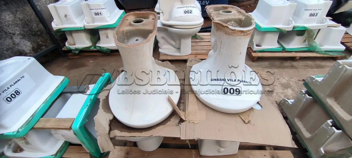LOTE 009 - 01 LOTE COM 04 VASOS SANITÁRIOS (NO ESTADO, NÃO SABEMOS SE FUNCIONA. LEILÃO NÃO TEM GARANTIA E NEM DEVOLUÇÃO).