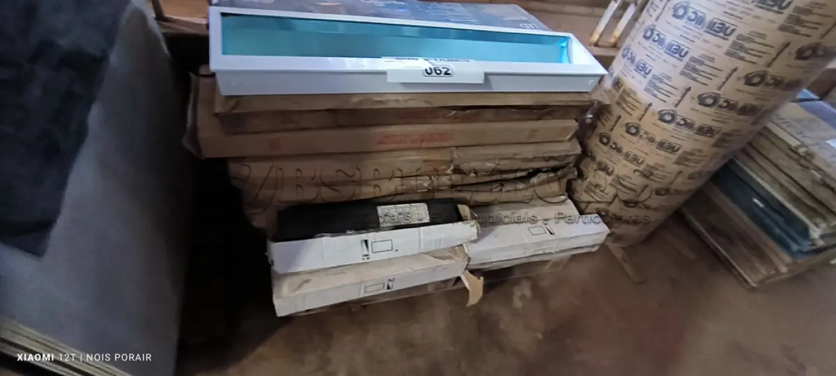 LOTE 062 - 01 LOTE COM LUMINÁRIAS DE EMBUTIR (NO ESTADO, NÃO SABEMOS SE FUNCIONA. LEILÃO NÃO TEM GARANTIA E NEM DEVOLUÇÃO).