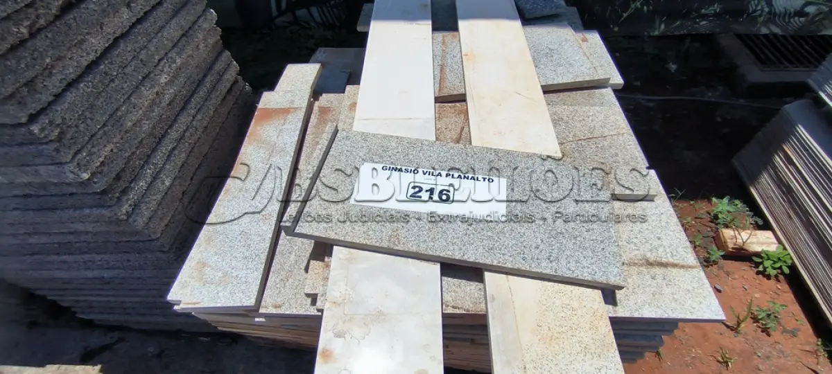 LOTE 216 - 01 LOTE COM RODAPÉS EM GRANITO TAMANHOS E CORES DIVERSAS (NO ESTADO, NÃO SABEMOS SE FUNCIONA. LEILÃO NÃO TEM GARANTIA E NEM DEVOLUÇÃO).