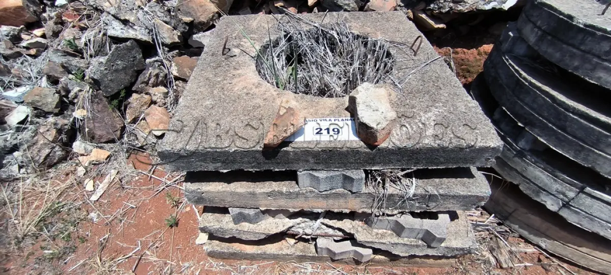 LOTE 219 - 04 TAMPAS QUADRADAS EM CONCRETO (NO ESTADO, NÃO SABEMOS SE FUNCIONA. LEILÃO NÃO TEM GARANTIA E NEM DEVOLUÇÃO).