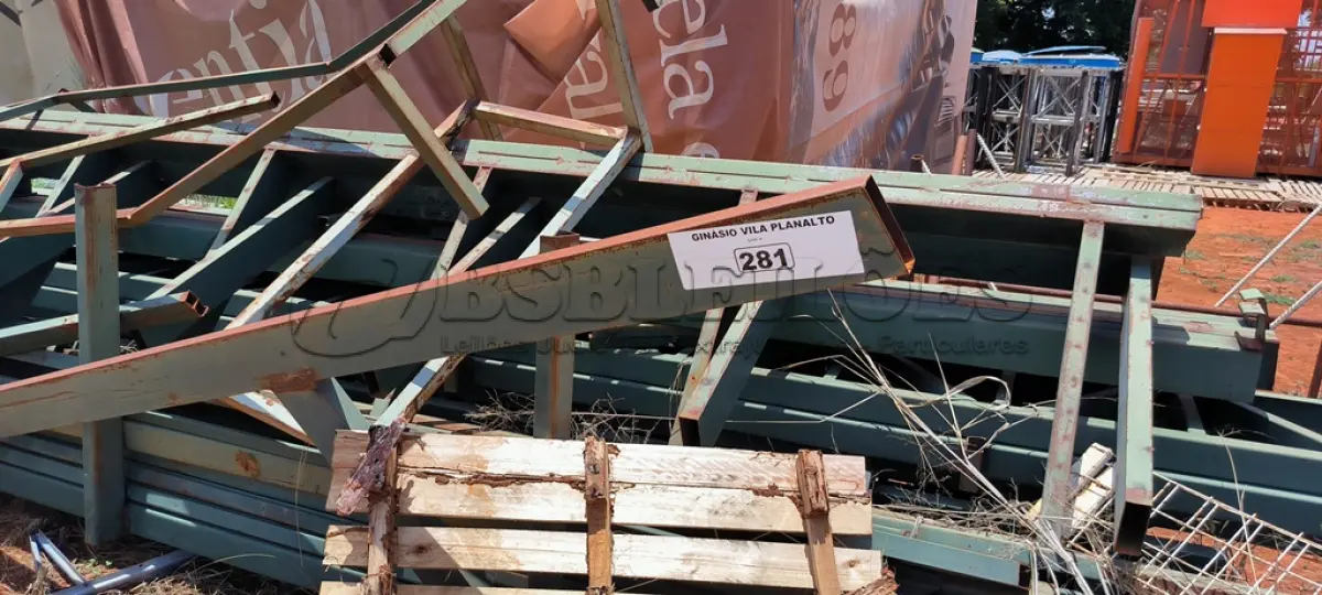 LOTE 281 - 01 LOTE COM TESOURAS EM FERRO E PERFIS EM FERRO NA COR VERDE (NO ESTADO, NÃO SABEMOS SE FUNCIONA. LEILÃO NÃO TEM GARANTIA E NEM DEVOLUÇÃO).
