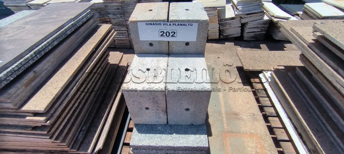 LOTE 202 - 01 LOTE COM PLACAS EM CONCRETO (NO ESTADO, NÃO SABEMOS SE FUNCIONA. LEILÃO NÃO TEM GARANTIA E NEM DEVOLUÇÃO).