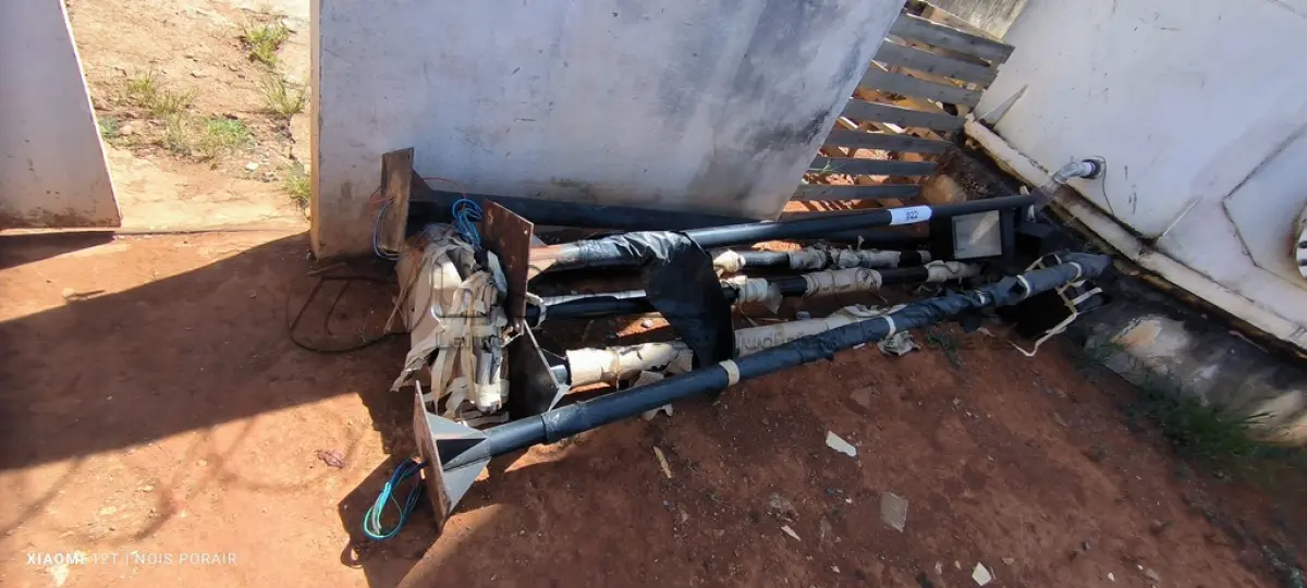 LOTE 022 - 06 POSTES SENDO 003 COM LUMINÁRIAS (NO ESTADO, NÃO SABEMOS SE FUNCIONA. LEILÃO NÃO TEM GARANTIA E NEM DEVOLUÇÃO).