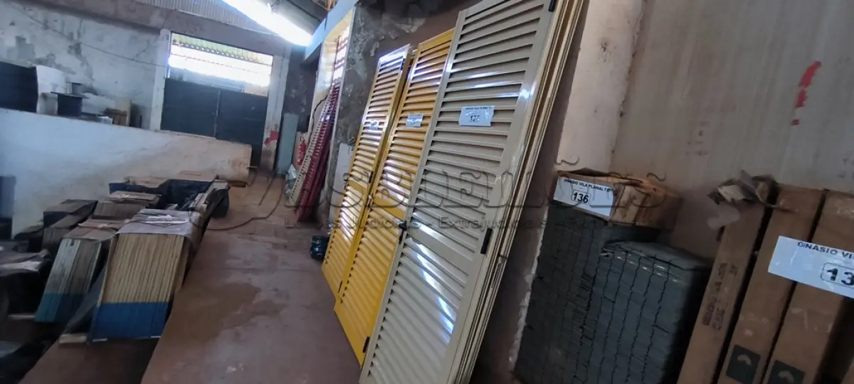 LOTE 137 - 02 PORTAS EM ALUMÍNIO 80X2,45 NA COR MARROM CLARO (NO ESTADO, NÃO SABEMOS SE FUNCIONA. LEILÃO NÃO TEM GARANTIA E NEM DEVOLUÇÃO).