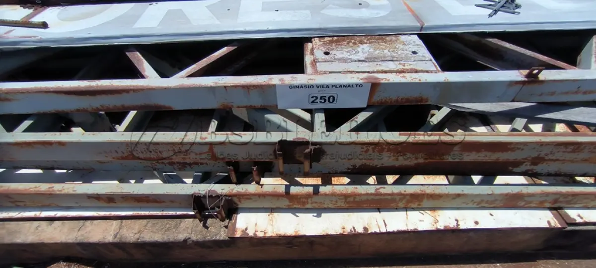 LOTE 250 - 01 LOTE COM TESOURAS EM FERRO PARA GALPÃO APROXIMADAMENTE 7 METROS (NO ESTADO, NÃO SABEMOS SE FUNCIONA. LEILÃO NÃO TEM GARANTIA E NEM DEVOLUÇÃO).