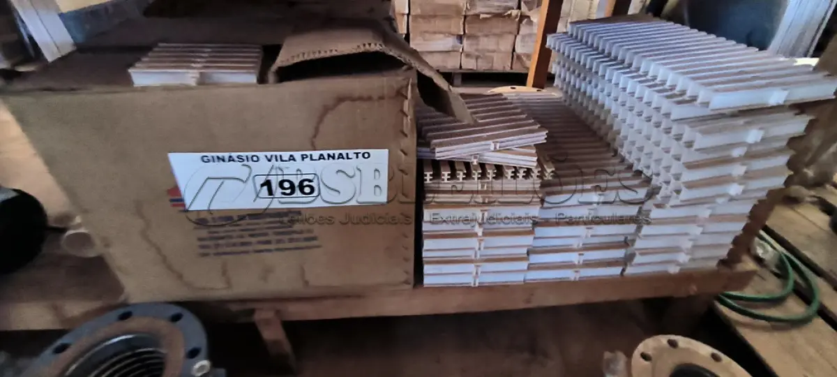 LOTE 196 - 01 LOTE COM PISOS EM PLÁSTICO PARA BANHEIRO (NO ESTADO, NÃO SABEMOS SE FUNCIONA. LEILÃO NÃO TEM GARANTIA E NEM DEVOLUÇÃO).