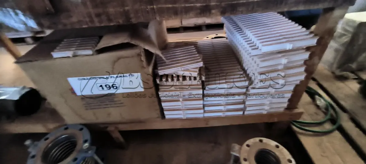 LOTE 196 - 01 LOTE COM PISOS EM PLÁSTICO PARA BANHEIRO (NO ESTADO, NÃO SABEMOS SE FUNCIONA. LEILÃO NÃO TEM GARANTIA E NEM DEVOLUÇÃO).