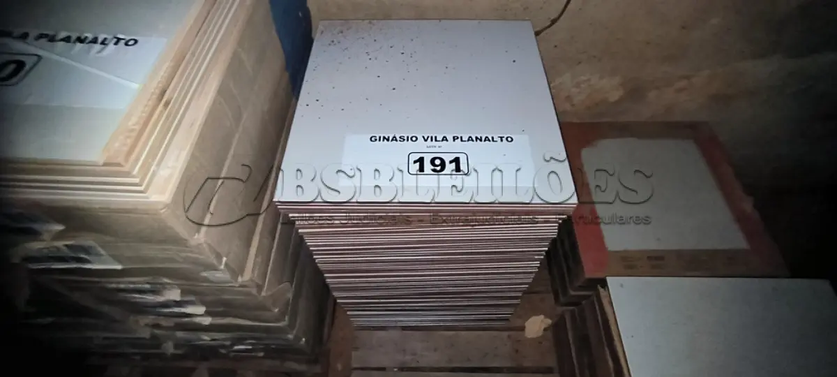 LOTE 191 - 01 LOTE COM PISOS 45X45 DIVERSOS (NO ESTADO, NÃO SABEMOS SE FUNCIONA. LEILÃO NÃO TEM GARANTIA E NEM DEVOLUÇÃO).