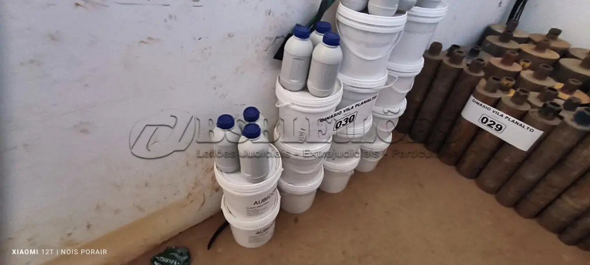 LOTE 030 - 13 LATAS DE 5KG COM COLA PISO AUBICON (NO ESTADO, NÃO SABEMOS SE FUNCIONA. LEILÃO NÃO TEM GARANTIA E NEM DEVOLUÇÃO).