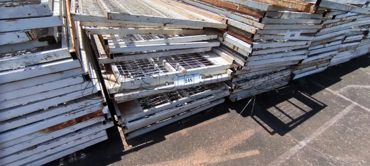 LOTE 245 - 01 LOTE COM GRADES EM FERRO NA COR BRANCA COM TELAS (NO ESTADO, NÃO SABEMOS SE FUNCIONA. LEILÃO NÃO TEM GARANTIA E NEM DEVOLUÇÃO).