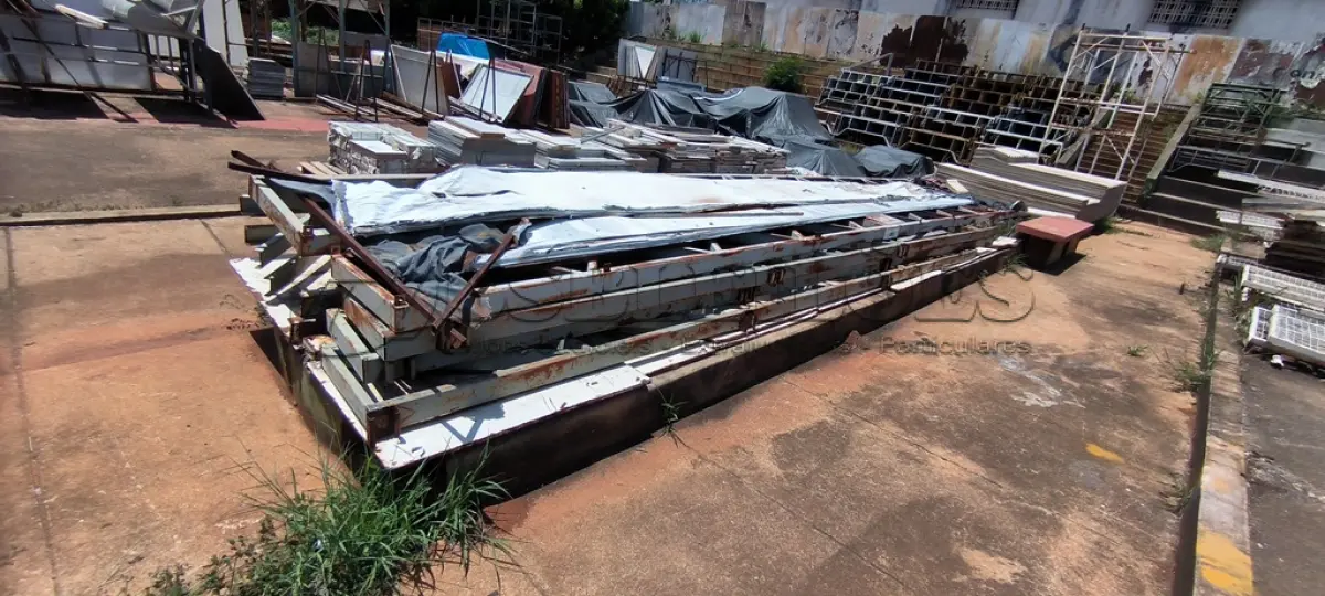 LOTE 250 - 01 LOTE COM TESOURAS EM FERRO PARA GALPÃO APROXIMADAMENTE 7 METROS (NO ESTADO, NÃO SABEMOS SE FUNCIONA. LEILÃO NÃO TEM GARANTIA E NEM DEVOLUÇÃO).