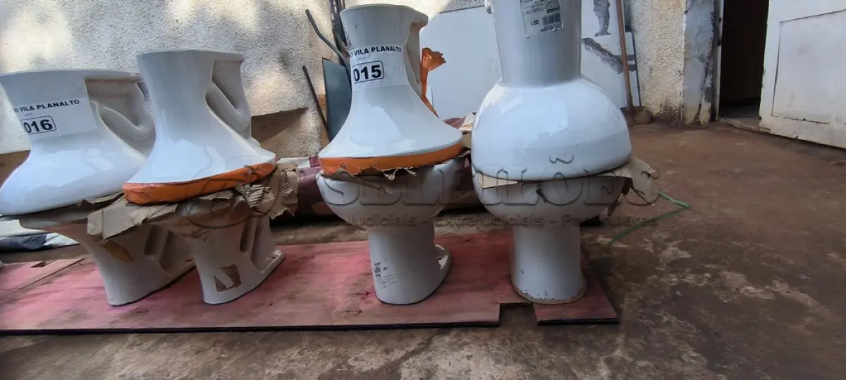 LOTE 015 - 01 LOTE COM 04 VASOS SANITÁRIOS (NO ESTADO, NÃO SABEMOS SE FUNCIONA. LEILÃO NÃO TEM GARANTIA E NEM DEVOLUÇÃO).