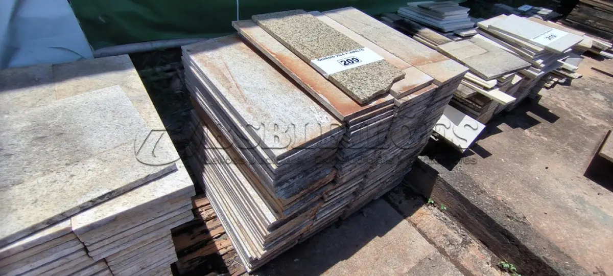 LOTE 209 - 01 LOTE COM RODAPÉS EM GRANITO TAMANHOS E CORES DIVERSAS (NO ESTADO, NÃO SABEMOS SE FUNCIONA. LEILÃO NÃO TEM GARANTIA E NEM DEVOLUÇÃO).