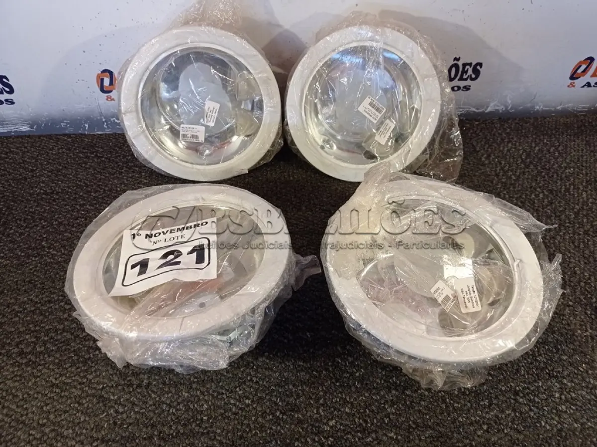 LOTE 121 - 04 LUMINÁRIAS REDONDAS DE EMBUTIR. (NO ESTADO) ATENÇÃO! FAZER A VISITAÇÃO ANTES DE ARREMATAR, NÃO SABEMOS SE FUNCIONA. LEILÃO NÃO TEM GARANTIA E NEM DEVOLUÇÃO, SUJEITO A POSSÍVEIS AVARIAS VISÍVEIS/OCULTAS E/OU AUSÊNCIA DE COMPONENTES.