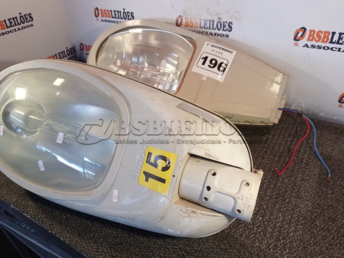 LOTE 196 - 02 LUMINÁRIAS DE PÁTIO. (NO ESTADO) ATENÇÃO! FAZER A VISITAÇÃO ANTES DE ARREMATAR, NÃO SABEMOS SE FUNCIONA. LEILÃO NÃO TEM GARANTIA E NEM DEVOLUÇÃO, SUJEITO A POSSÍVEIS AVARIAS VISÍVEIS/OCULTAS E/OU AUSÊNCIA DE COMPONENTES.