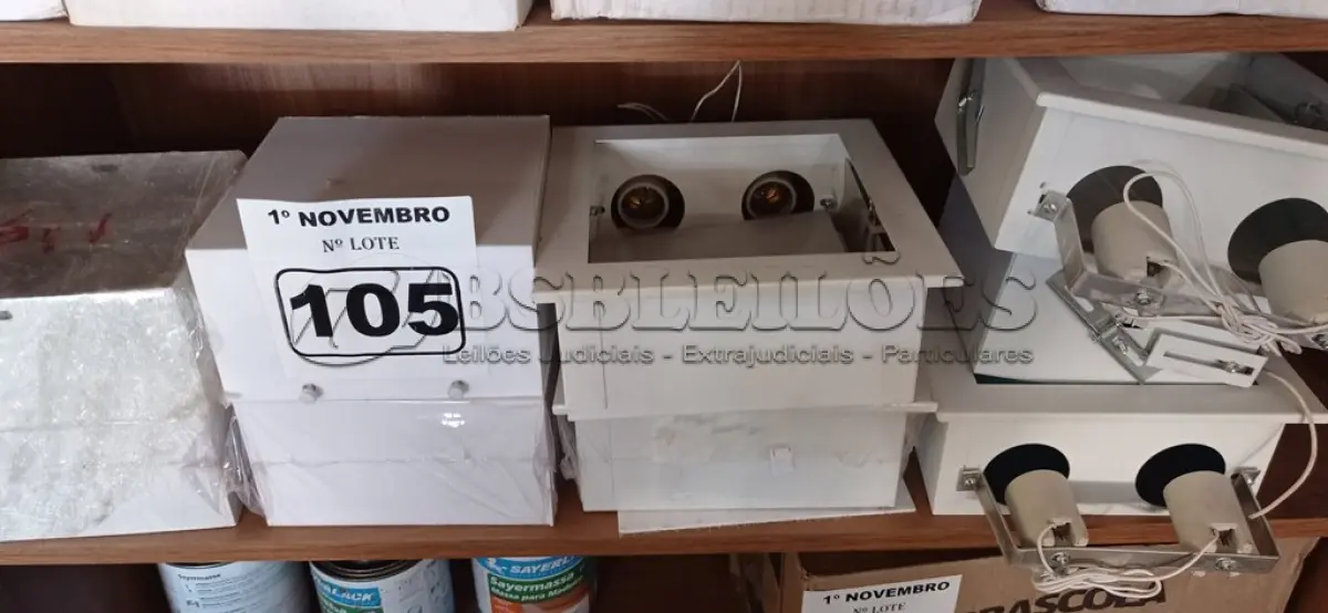 LOTE 105 - 09 LUMINÁRIAS MARCAS E MODELOS DIVERSOS. (NO ESTADO) ATENÇÃO! FAZER A VISITAÇÃO ANTES DE ARREMATAR, NÃO SABEMOS SE FUNCIONA. LEILÃO NÃO TEM GARANTIA E NEM DEVOLUÇÃO, SUJEITO A POSSÍVEIS AVARIAS VISÍVEIS/OCULTAS E/OU AUSÊNCIA DE COMPONENTES.