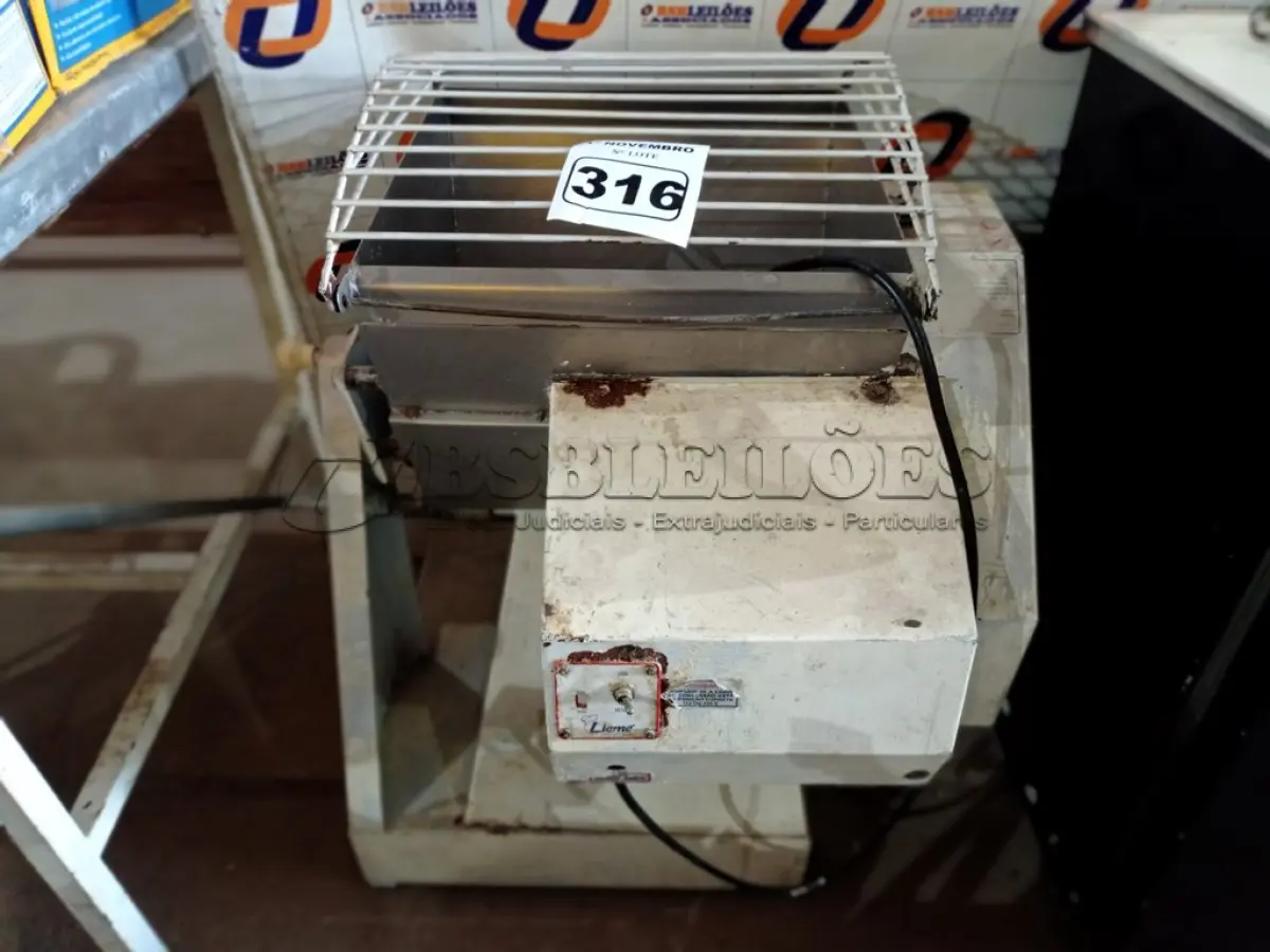 LOTE 316 - 01 MASSEIRA INDUSTRIAL LIEME. (NO ESTADO) ATENÇÃO! FAZER A VISITAÇÃO ANTES DE ARREMATAR, NÃO SABEMOS SE FUNCIONA. LEILÃO NÃO TEM GARANTIA E NEM DEVOLUÇÃO, SUJEITO A POSSÍVEIS AVARIAS VISÍVEIS/OCULTAS E/OU AUSÊNCIA DE COMPONENTES.