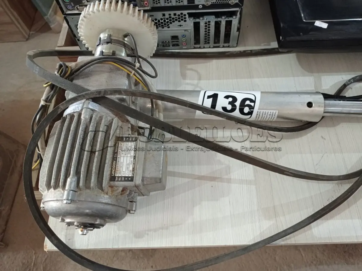 LOTE 136 - 01 MOTOR PARA PORTÃO. (NO ESTADO) ATENÇÃO! FAZER A VISITAÇÃO ANTES DE ARREMATAR, NÃO SABEMOS SE FUNCIONA. LEILÃO NÃO TEM GARANTIA E NEM DEVOLUÇÃO, SUJEITO A POSSÍVEIS AVARIAS VISÍVEIS/OCULTAS E/OU AUSÊNCIA DE COMPONENTES.