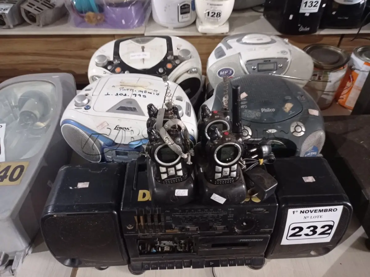 LOTE 232 - 09 APARELHOS DE SOM MARCAS E MODELOS DIVERSOS. (NO ESTADO) ATENÇÃO! FAZER A VISITAÇÃO ANTES DE ARREMATAR, NÃO SABEMOS SE FUNCIONA. LEILÃO NÃO TEM GARANTIA E NEM DEVOLUÇÃO, SUJEITO A POSSÍVEIS AVARIAS VISÍVEIS/OCULTAS E/OU AUSÊNCIA DE COMPONENTES.