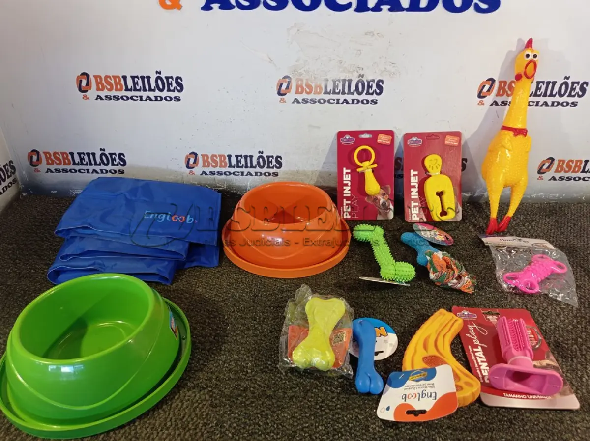 LOTE 274 - 01 KIT DE ACESSÓRIOS PARA PET CONTENDO: TAPETE GELADO, COMEDOURO 3912, BIFE BARULHO, OSSINHO LISO MORDEDOR, OSSO ESPINHO GRANDE, HALTER 04 FUROS, OSSO PET, FRANGO MORDEDOR, PET PLAY CHUPETA, PET PLAY PICOLÉ, DENTAL PET PLAY E OSSINHO PINGENTE. (NO ESTADO) ATENÇÃO! FAZER A VISITAÇÃO ANTES DE ARREMATAR, NÃO SABEMOS SE FUNCIONA. LEILÃO NÃO TEM GARANTIA E NEM DEVOLUÇÃO, SUJEITO A POSSÍVEIS AVARIAS VISÍVEIS/OCULTAS E/OU AUSÊNCIA DE COMPONENTES.