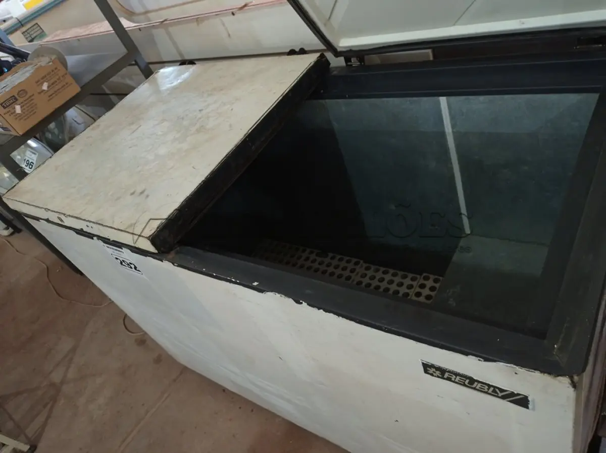 LOTE 292 - 01 FREEZER HORIZONTAL COM 02 TAMPAS. (NO ESTADO) ATENÇÃO! FAZER A VISITAÇÃO ANTES DE ARREMATAR, NÃO SABEMOS SE FUNCIONA. LEILÃO NÃO TEM GARANTIA E NEM DEVOLUÇÃO, SUJEITO A POSSÍVEIS AVARIAS VISÍVEIS/OCULTAS E/OU AUSÊNCIA DE COMPONENTES.