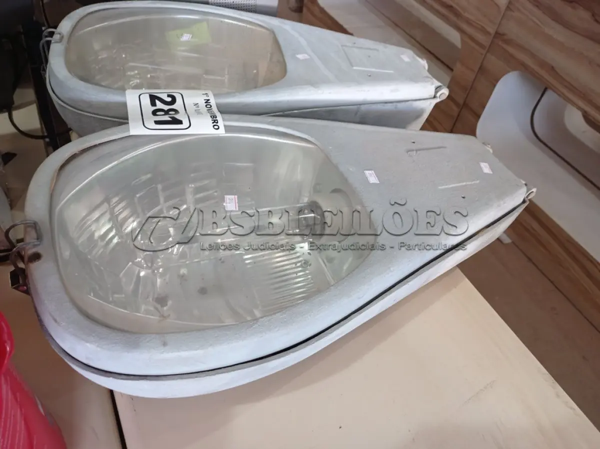 LOTE 281 - 02 LUMINÁRIAS DE PÁTIO. (NO ESTADO) ATENÇÃO! FAZER A VISITAÇÃO ANTES DE ARREMATAR, NÃO SABEMOS SE FUNCIONA. LEILÃO NÃO TEM GARANTIA E NEM DEVOLUÇÃO, SUJEITO A POSSÍVEIS AVARIAS VISÍVEIS/OCULTAS E/OU AUSÊNCIA DE COMPONENTES.