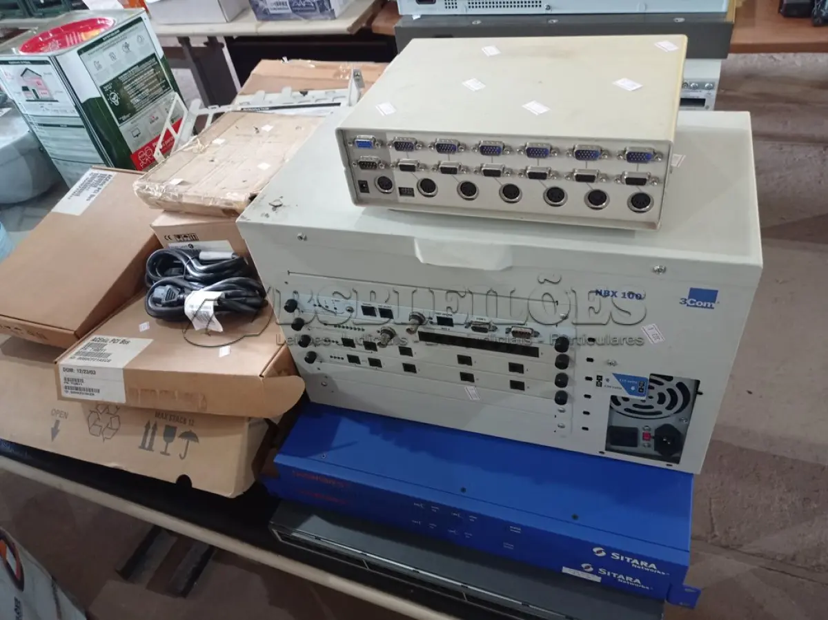 LOTE 314 - 01 LOTE COM VÁRIAS SWITCHES, PLACAS E PERIFÉRICOS DIVERSOS. (NO ESTADO) ATENÇÃO! FAZER A VISITAÇÃO ANTES DE ARREMATAR, NÃO SABEMOS SE FUNCIONA. LEILÃO NÃO TEM GARANTIA E NEM DEVOLUÇÃO, SUJEITO A POSSÍVEIS AVARIAS VISÍVEIS/OCULTAS E/OU AUSÊNCIA DE COMPONENTES.