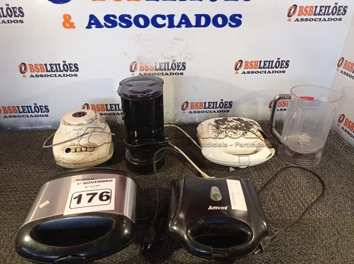 LOTE 176 - 03 SANDUICHEIRAS, 01 CAFETEIRA, 01 LIQUIDIFICADOR E 01 ASPIRADOR DE PÓ MARCAS E MODELOS DIVERSOS PARA RETIRADA DE PEÇAS. (NO ESTADO) ATENÇÃO! FAZER A VISITAÇÃO ANTES DE ARREMATAR, NÃO SABEMOS SE FUNCIONA. LEILÃO NÃO TEM GARANTIA E NEM DEVOLUÇÃO, SUJEITO A POSSÍVEIS AVARIAS VISÍVEIS/OCULTAS E/OU AUSÊNCIA DE COMPONENTES.