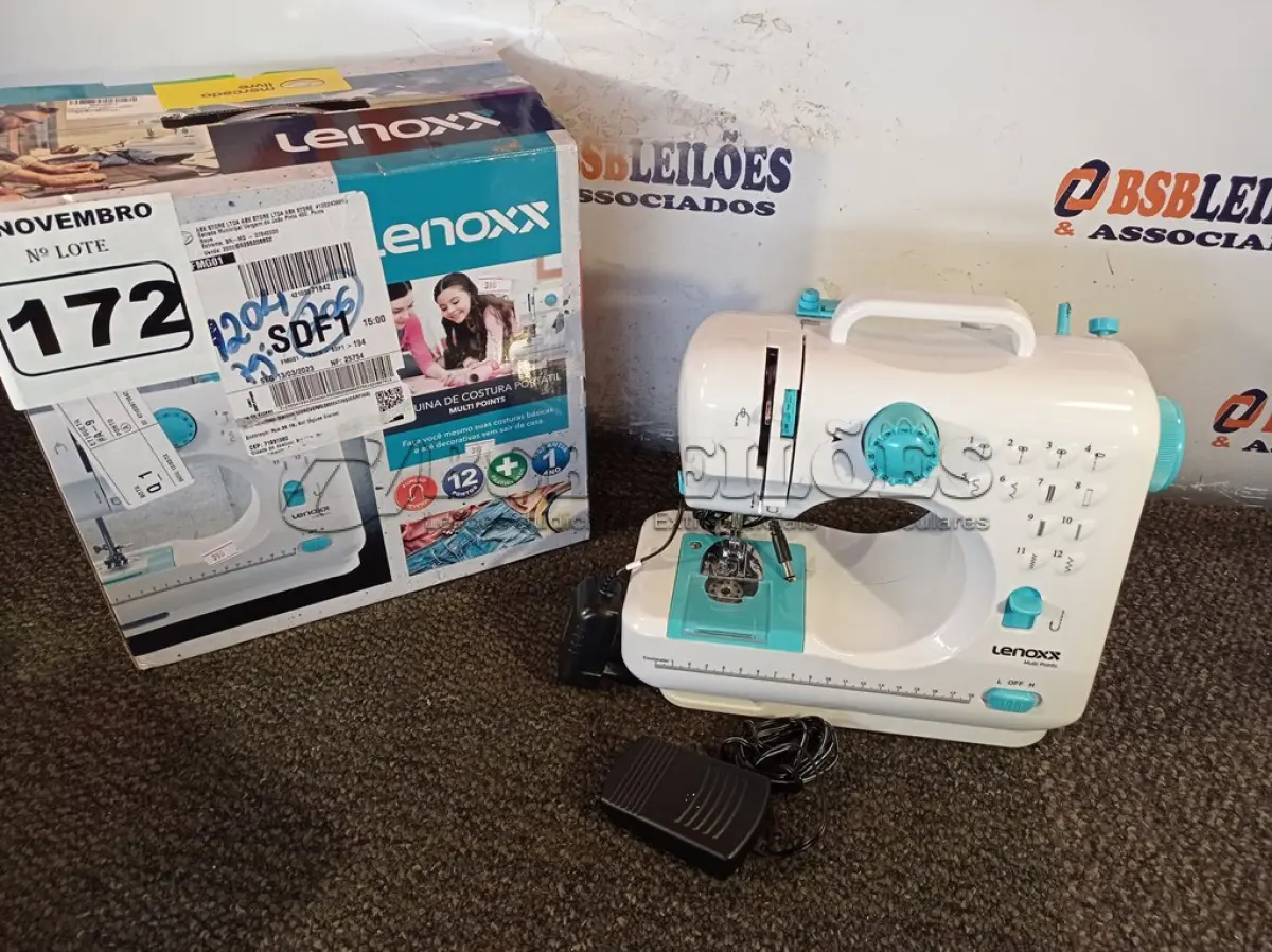 LOTE 172 - 01 MÁQUINA DE COSTURA PORTÁTIL 12 PONTO MARCA LENOXX. (NO ESTADO) ATENÇÃO! FAZER A VISITAÇÃO ANTES DE ARREMATAR, NÃO SABEMOS SE FUNCIONA. LEILÃO NÃO TEM GARANTIA E NEM DEVOLUÇÃO, SUJEITO A POSSÍVEIS AVARIAS VISÍVEIS/OCULTAS E/OU AUSÊNCIA DE COMPONENTES.