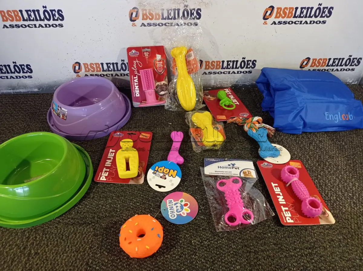 LOTE 209 - 01 KIT DE ACESSÓRIOS PARA PET CONTENDO: TAPETE GELADO, COMEDOURO 3912, HALTER 04 FUROS, PET PLAY HALTER, MORDEDOR ROSQUINHA, OSSINHO PINGENTE MORDEDOR, OSSINHO LISO MORDEDOR, OSSO PET, SUPER PET, DENTAL PET, PET PLAY PICOLÉ E PET PLAY CHUPETA. (NO ESTADO) ATENÇÃO! FAZER A VISITAÇÃO ANTES DE ARREMATAR, NÃO SABEMOS SE FUNCIONA. LEILÃO NÃO TEM GARANTIA E NEM DEVOLUÇÃO, SUJEITO A POSSÍVEIS AVARIAS VISÍVEIS/OCULTAS E/OU AUSÊNCIA DE COMPONENTES.