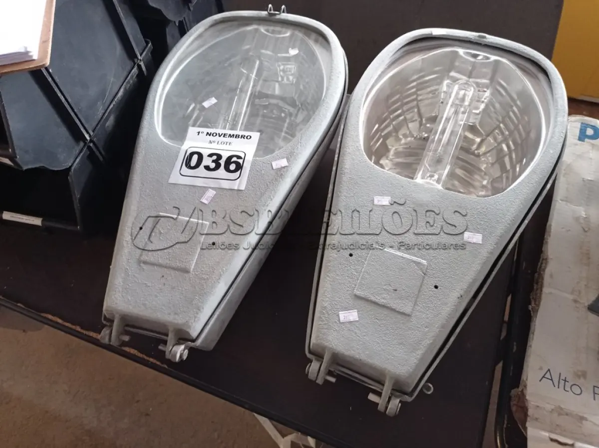 LOTE 036 - 02 LUMINÁRIAS DE PÁTIO. (NO ESTADO) ATENÇÃO! FAZER A VISITAÇÃO ANTES DE ARREMATAR, NÃO SABEMOS SE FUNCIONA. LEILÃO NÃO TEM GARANTIA E NEM DEVOLUÇÃO, SUJEITO A POSSÍVEIS AVARIAS VISÍVEIS/OCULTAS E/OU AUSÊNCIA DE COMPONENTES.