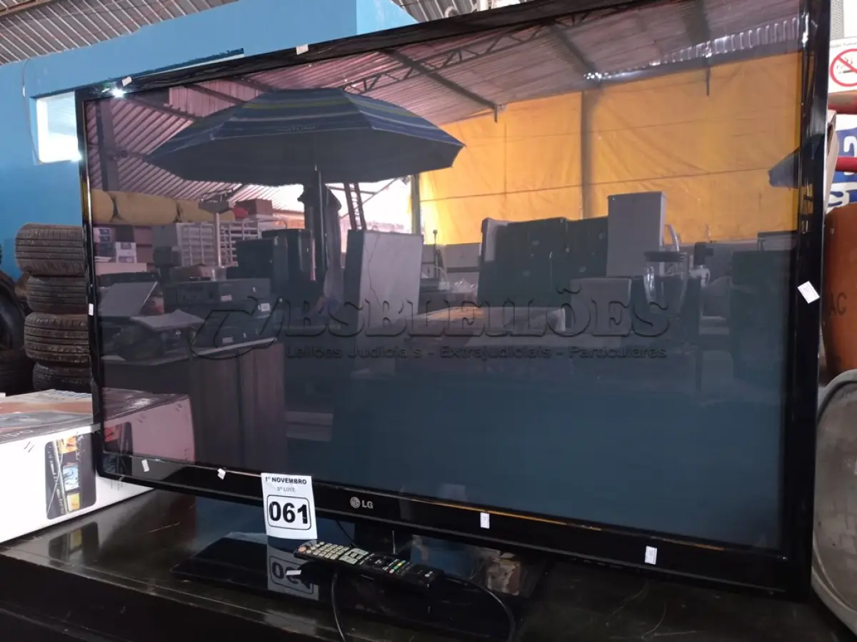 LOTE 061 - 01 TV DE LED 50” POL MARCA LG. (NO ESTADO) ATENÇÃO! FAZER A VISITAÇÃO ANTES DE ARREMATAR, NÃO SABEMOS SE FUNCIONA. LEILÃO NÃO TEM GARANTIA E NEM DEVOLUÇÃO, SUJEITO A POSSÍVEIS AVARIAS VISÍVEIS/OCULTAS E/OU AUSÊNCIA DE COMPONENTES.