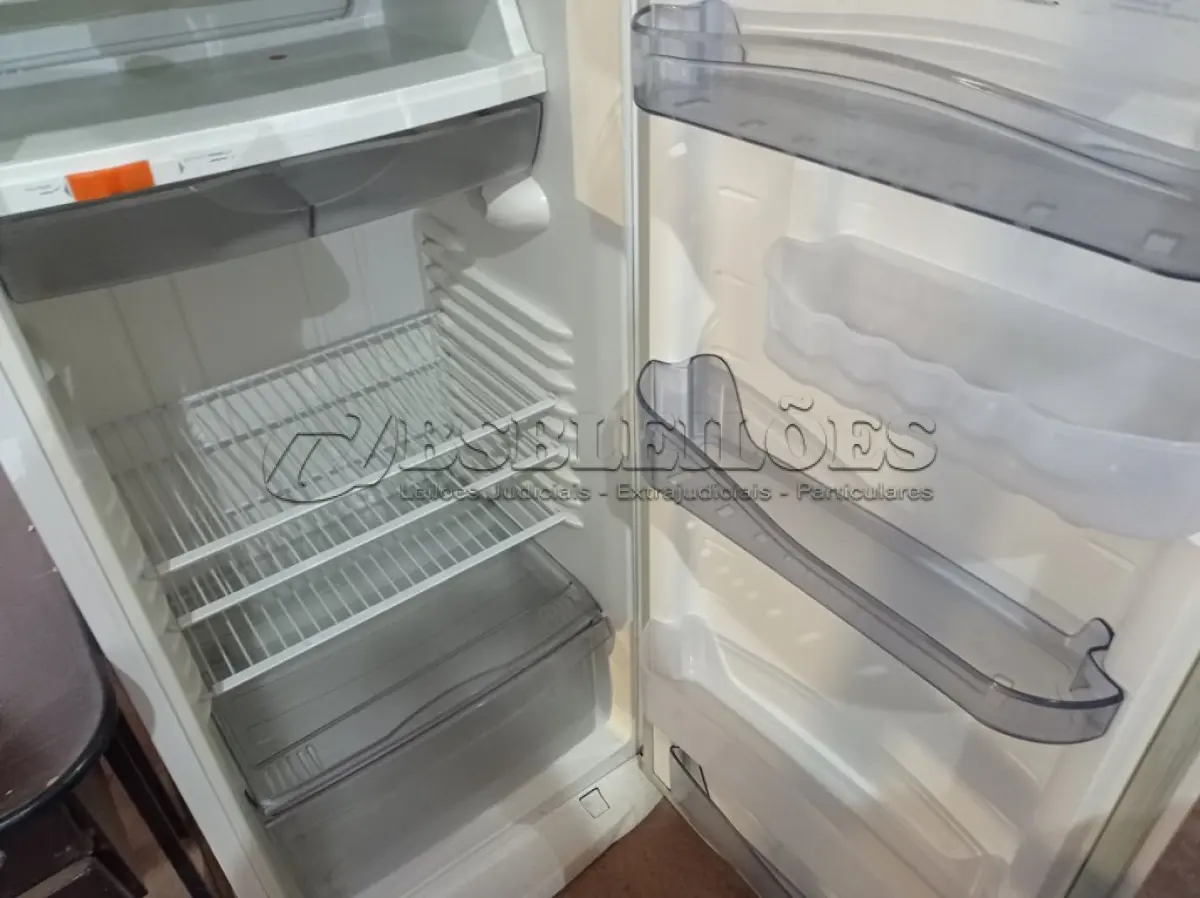LOTE 167 - 01 GELADEIRA MARCA CÔNSUL 220V. (NO ESTADO) ATENÇÃO! FAZER A VISITAÇÃO ANTES DE ARREMATAR, NÃO SABEMOS SE FUNCIONA. LEILÃO NÃO TEM GARANTIA E NEM DEVOLUÇÃO, SUJEITO A POSSÍVEIS AVARIAS VISÍVEIS/OCULTAS E/OU AUSÊNCIA DE COMPONENTES.