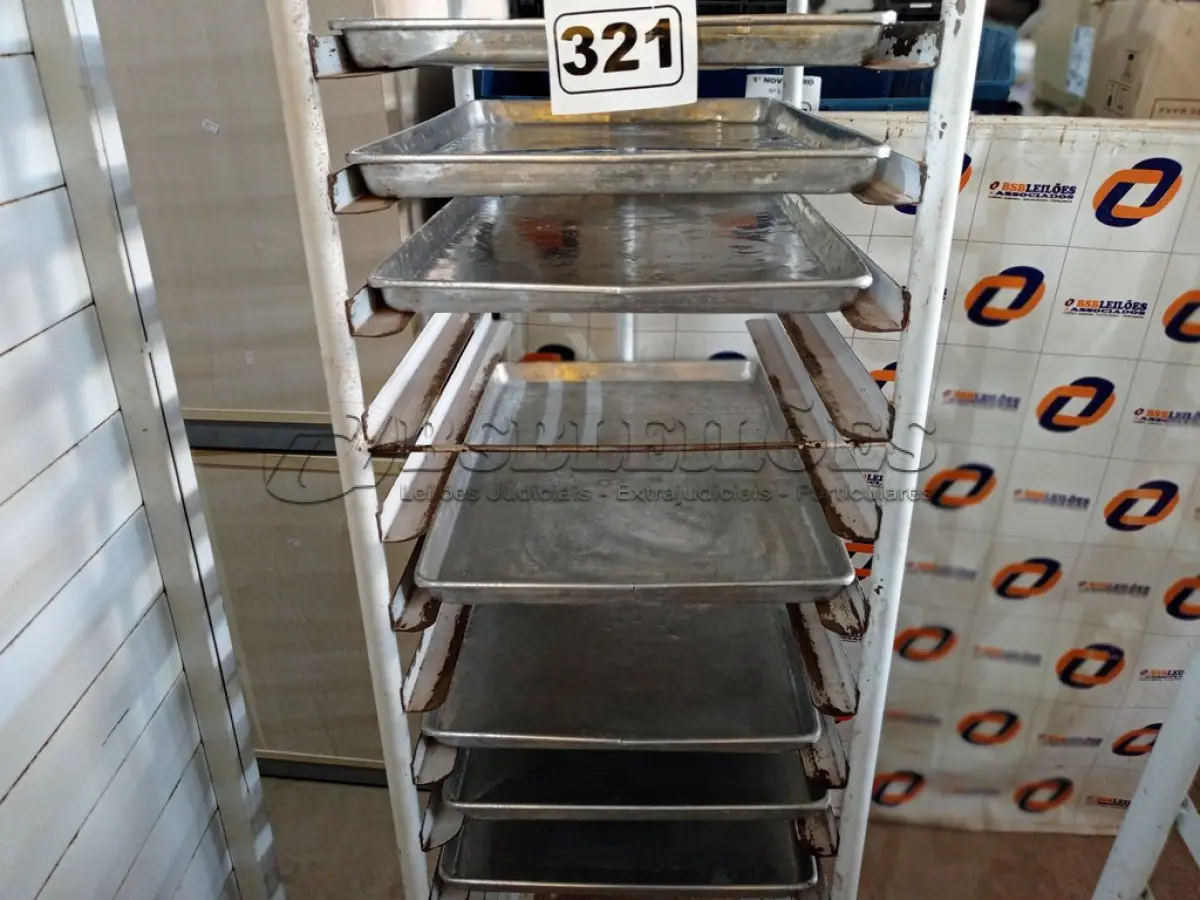 LOTE 321 - 01 ESQUELETO PARA PÃES COM BANDEJAS EM ALUMINIO. (NO ESTADO) ATENÇÃO! FAZER A VISITAÇÃO ANTES DE ARREMATAR, NÃO SABEMOS SE FUNCIONA. LEILÃO NÃO TEM GARANTIA E NEM DEVOLUÇÃO, SUJEITO A POSSÍVEIS AVARIAS VISÍVEIS/OCULTAS E/OU AUSÊNCIA DE COMPONENTES.