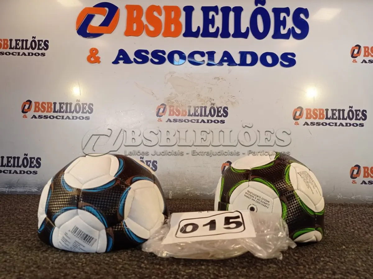 LOTE 015 - 02 BOLAS DE FUTEBOL. (NO ESTADO) ATENÇÃO! FAZER A VISITAÇÃO ANTES DE ARREMATAR, NÃO SABEMOS SE FUNCIONA. LEILÃO NÃO TEM GARANTIA E NEM DEVOLUÇÃO, SUJEITO A POSSÍVEIS AVARIAS VISÍVEIS/OCULTAS E/OU AUSÊNCIA DE COMPONENTES.