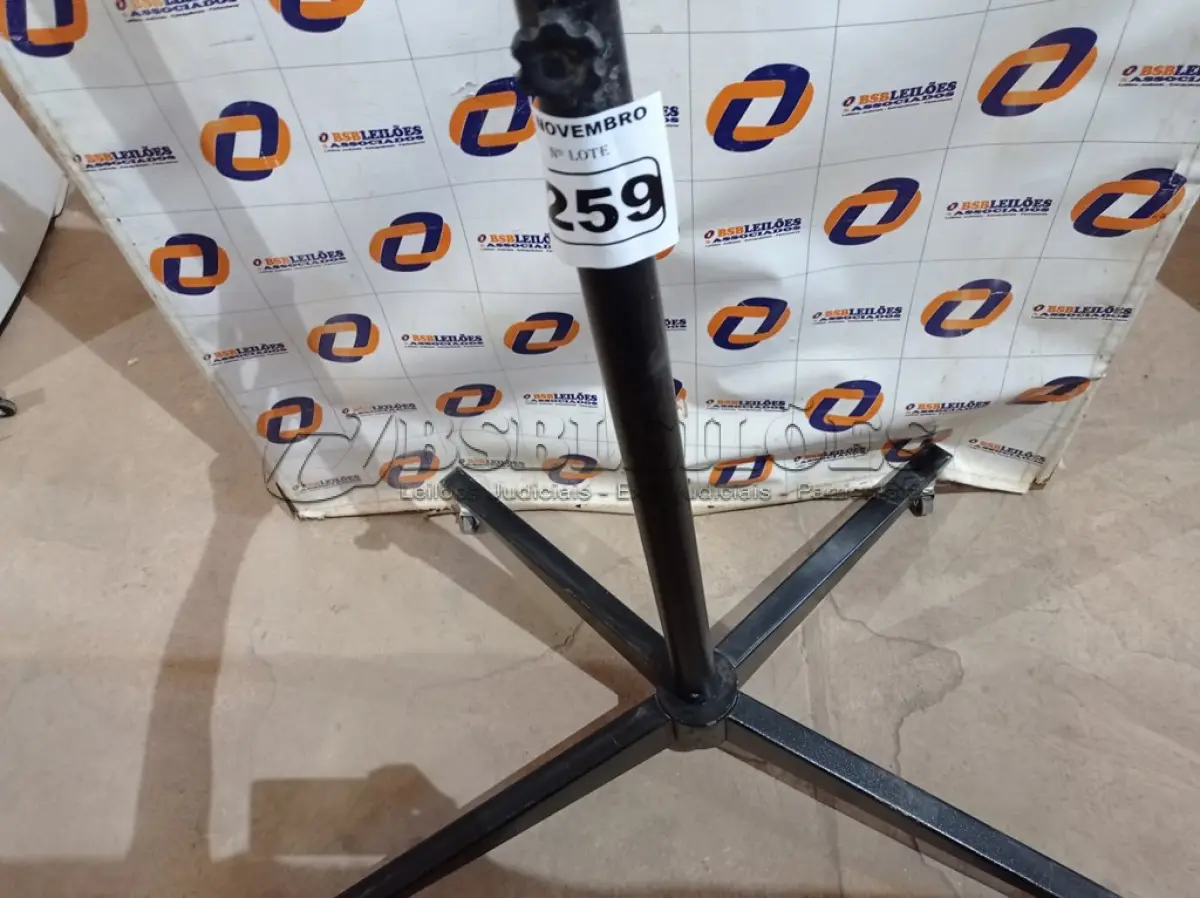 LOTE 259 - 01 TRIPÉ EXPOSITOR PARA TV’S. (NO ESTADO) ATENÇÃO! FAZER A VISITAÇÃO ANTES DE ARREMATAR, NÃO SABEMOS SE FUNCIONA. LEILÃO NÃO TEM GARANTIA E NEM DEVOLUÇÃO, SUJEITO A POSSÍVEIS AVARIAS VISÍVEIS/OCULTAS E/OU AUSÊNCIA DE COMPONENTES.